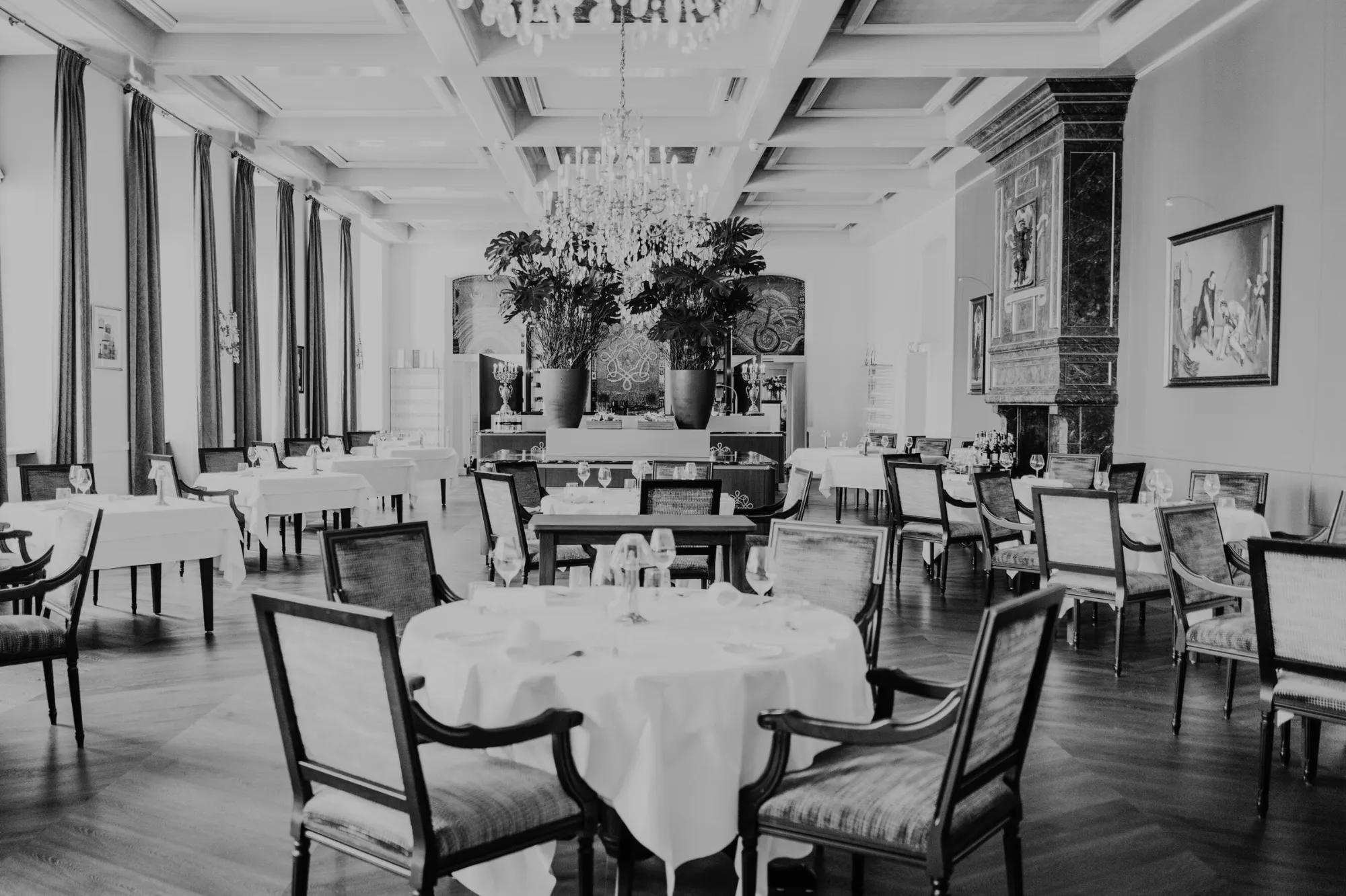 Restaurant met klassieke inrichting en gedekte tafels

